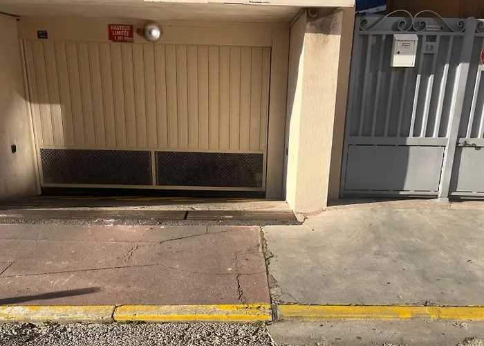 Carré D'or Bastion 1er Vue Antibes